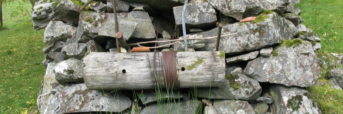 Features of zip-lines for downhill transport of hay from meadows to barns at Havrå, Osterøy municipality, West-Norway (Photo: Sebastian Eiter / NIBIO).